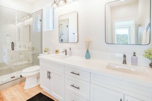 Een douche, een haardroger, handdoeken, zeep
