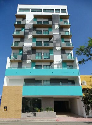 Exterior - Spacious Double Deluxe Room with Pool Access Near Restaurants & Local Spots (Cancún)