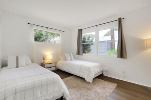 4 habitaciones, tabla de planchar con plancha, wifi y ropa de cama 