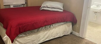 Serene 2-bedroom house with AC in charming Stinnett