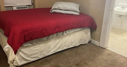 Serene 2-bedroom house with AC in charming Stinnett