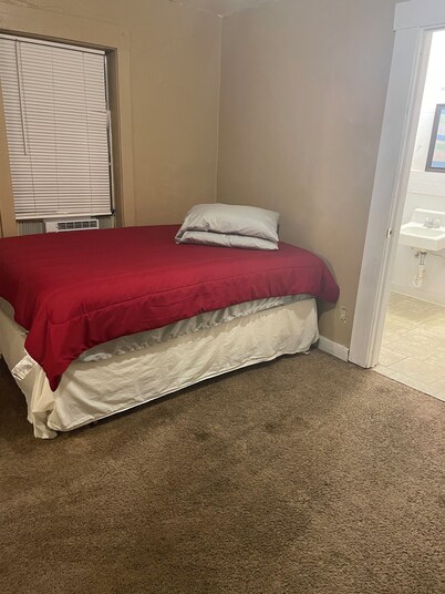 Serene 2-bedroom house with AC in charming Stinnett