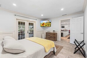 4 bedrooms, iron/ironing board, WiFi, bed sheets