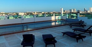 Pool - Bright City Escape with Rooftop Views – Walk to Food, Parks & Local Attractions (Cancún)