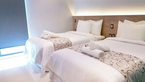 A hotel room with two beds, each with white linens and decorative pillows. - 4 Conveniently Located Rooms Near Cancún Beaches and Amazing Local Food (Cancún)