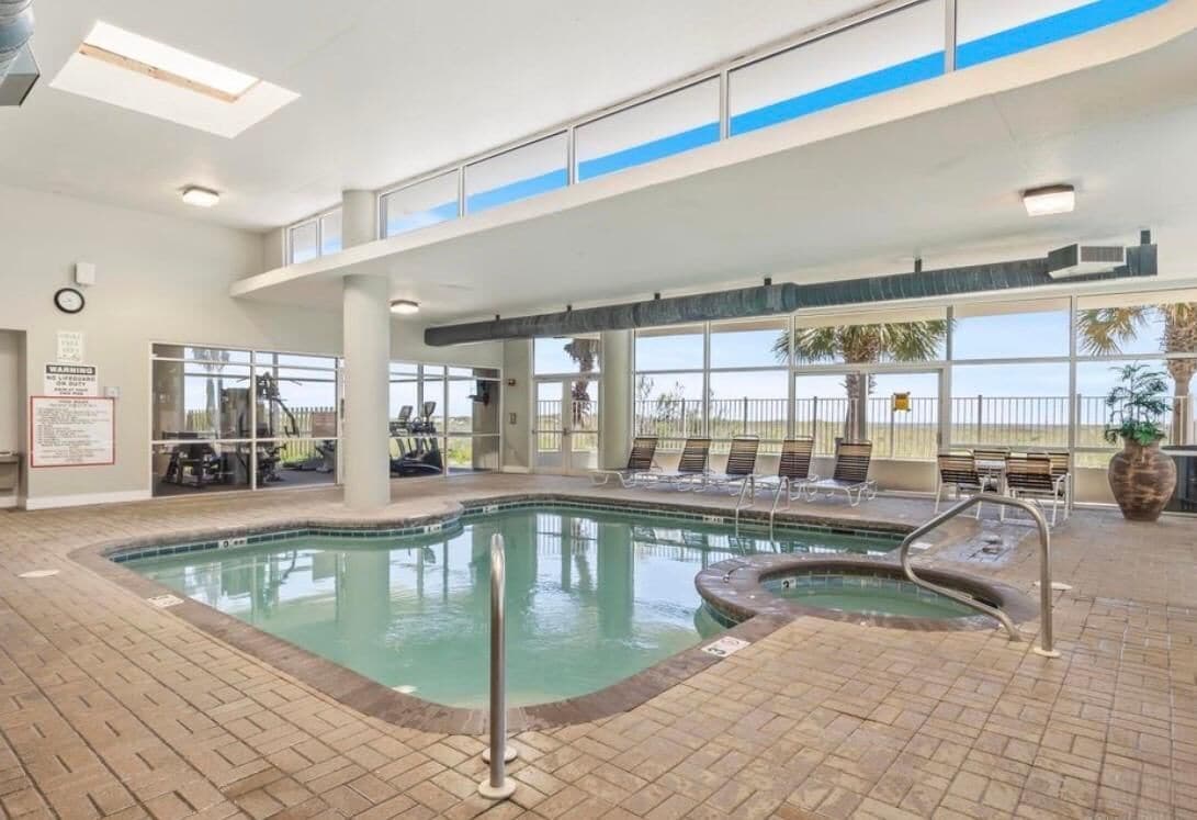 Appartement, 1 kingsize bed met slaapbank (Tidewater 804) | Zwembad | Een buitenzwembad, een verwarmd zwembad