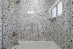 Assecador de cabells, bidet, tovalloles i sabó 