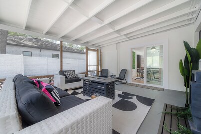 Palm Springs inspired Pool home in Tampa Bay, close to it all!