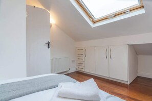 2 slaapkamers, een strijkplank/strijkijzer, internet, beddengoed