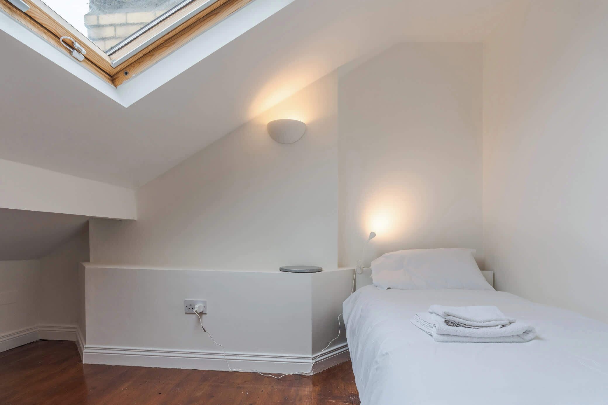 2 bedrooms, iron/ironing board, internet, bed sheets