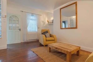 Living area - Charming 2BDR Cottage by the Liffey and 3Arena (Dublin)