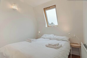 Iron/ironing board, Internet, bed sheets - Charming 2BDR Cottage by the Liffey and 3Arena (Dublin)