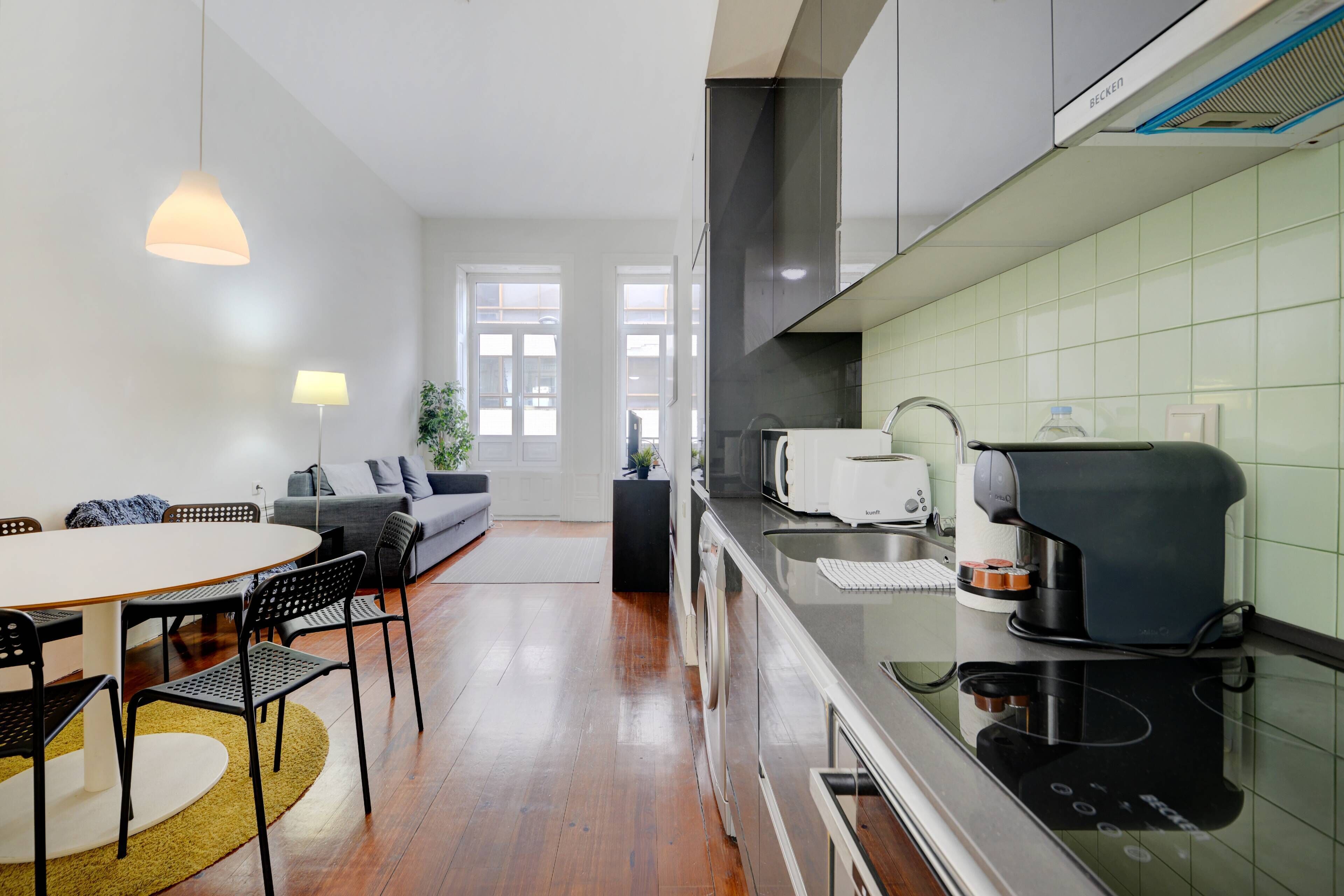 ثلاجة، ميكروويف، موقد طهي مسطح، غسالة أطباق