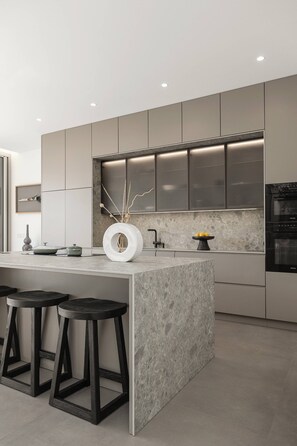 Fridge, microwave, oven, stovetop - Lagoon Residence 56 Deluxe - Premium Accommodation (Óbidos)
