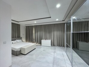 6 dormitorios, tabla de planchar con plancha, cuna de viaje