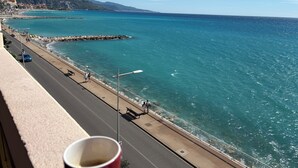 Eine Küstenstraße mit Fußweg und Blick auf das Meer.