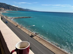 On the beach - Bellevue Palace , on the beach fully renovated&equipped apartment next to Monaco (Menton)