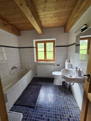 Serviettes fournies, savon, papier toilette