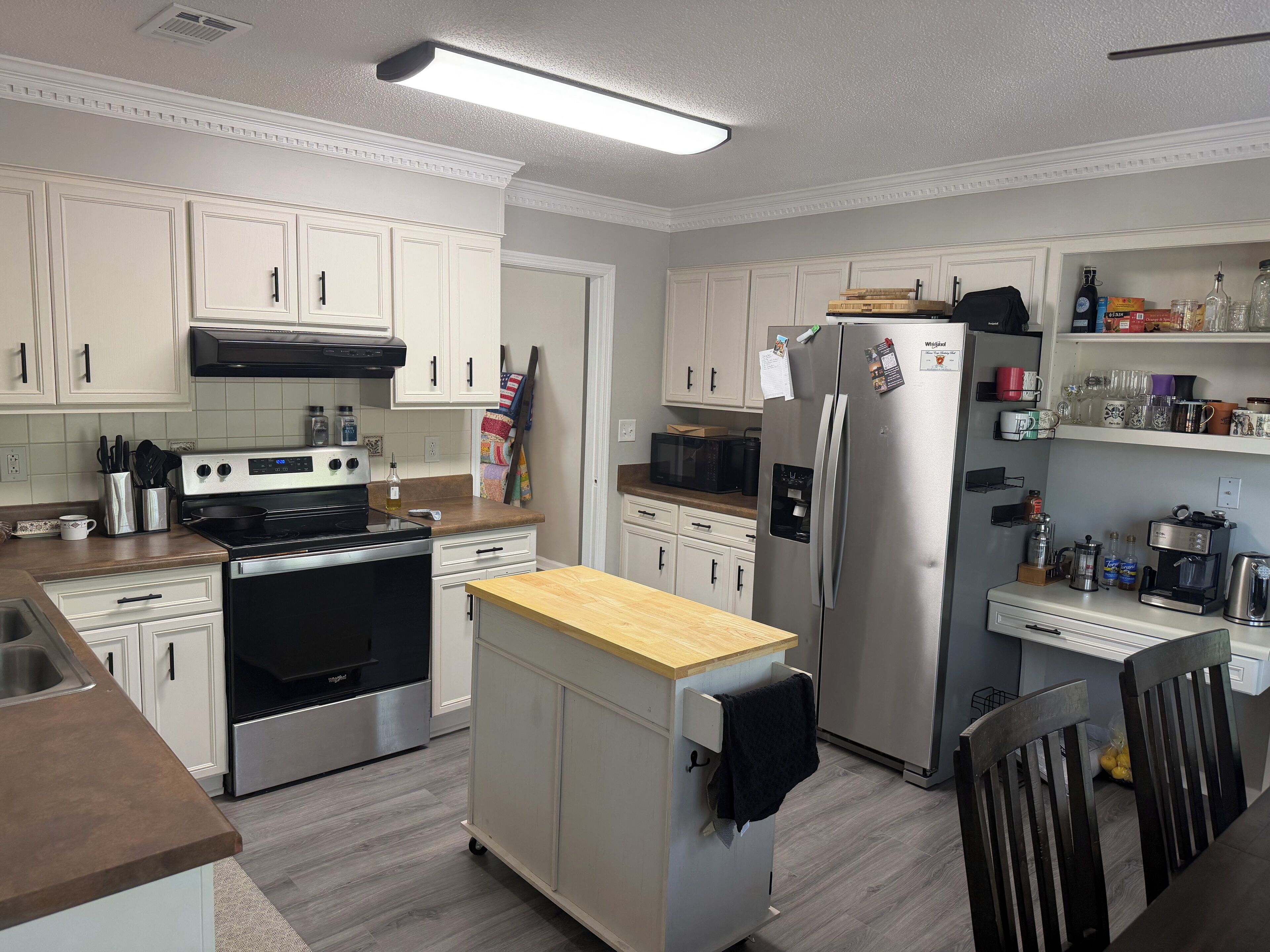 Jääkaappi, mikroaaltouuni, uuni, liesi