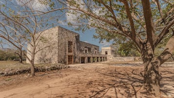 Vista frontal de la propiedad