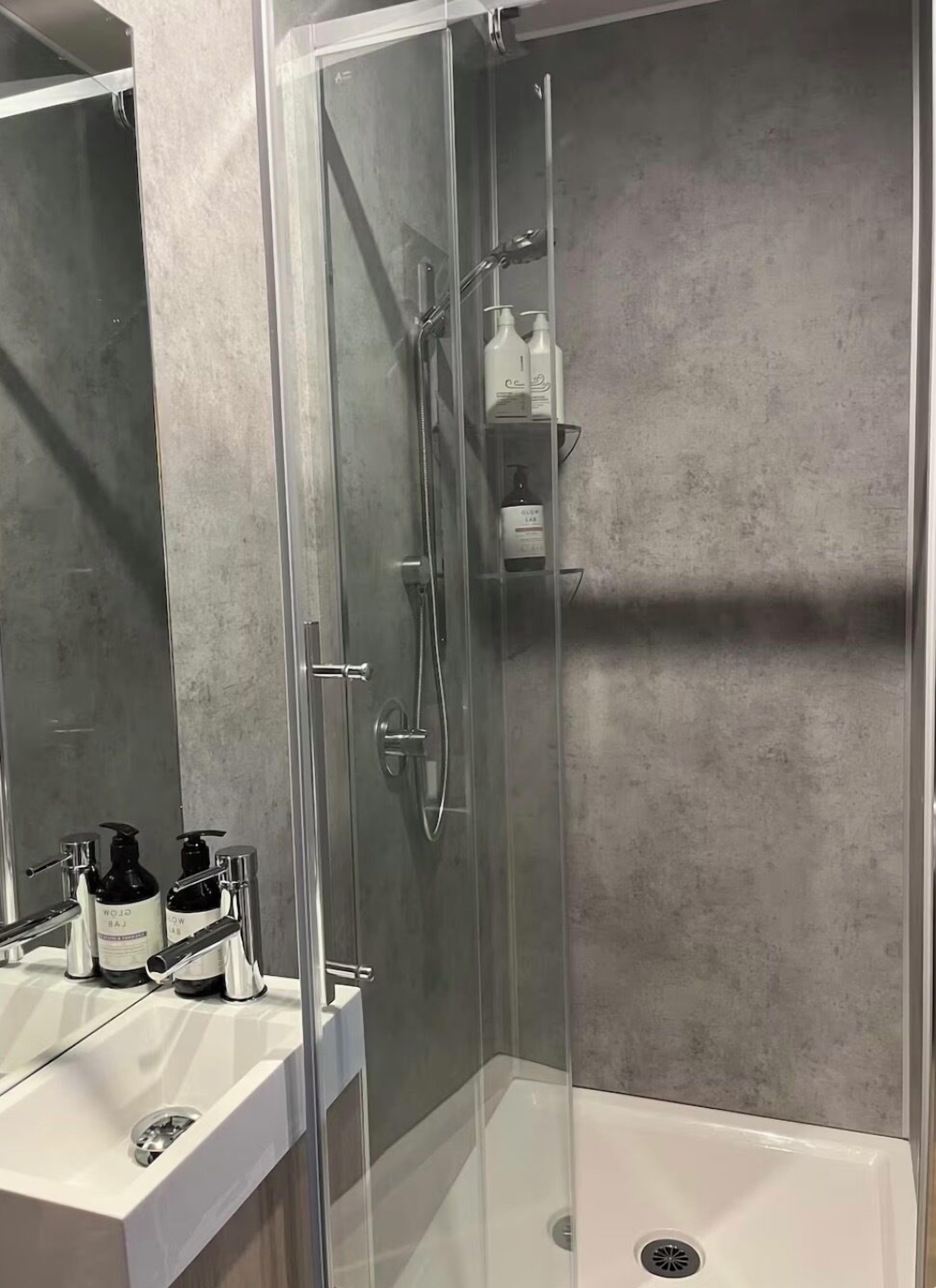 Dusche, Haartrockner, Handtücher, Seife