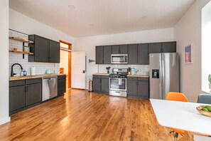 雪櫃、微波爐、焗爐、爐具