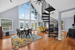 Smart TV, fireplace - Cabin w Fire Pit, Hot Tub, Screened Porch & More (Hedgesville)