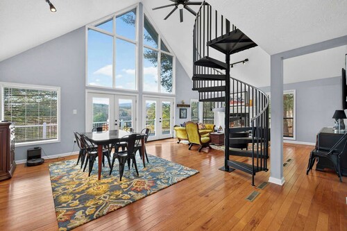 Cabin w Fire Pit, Hot Tub, Screened Porch & More