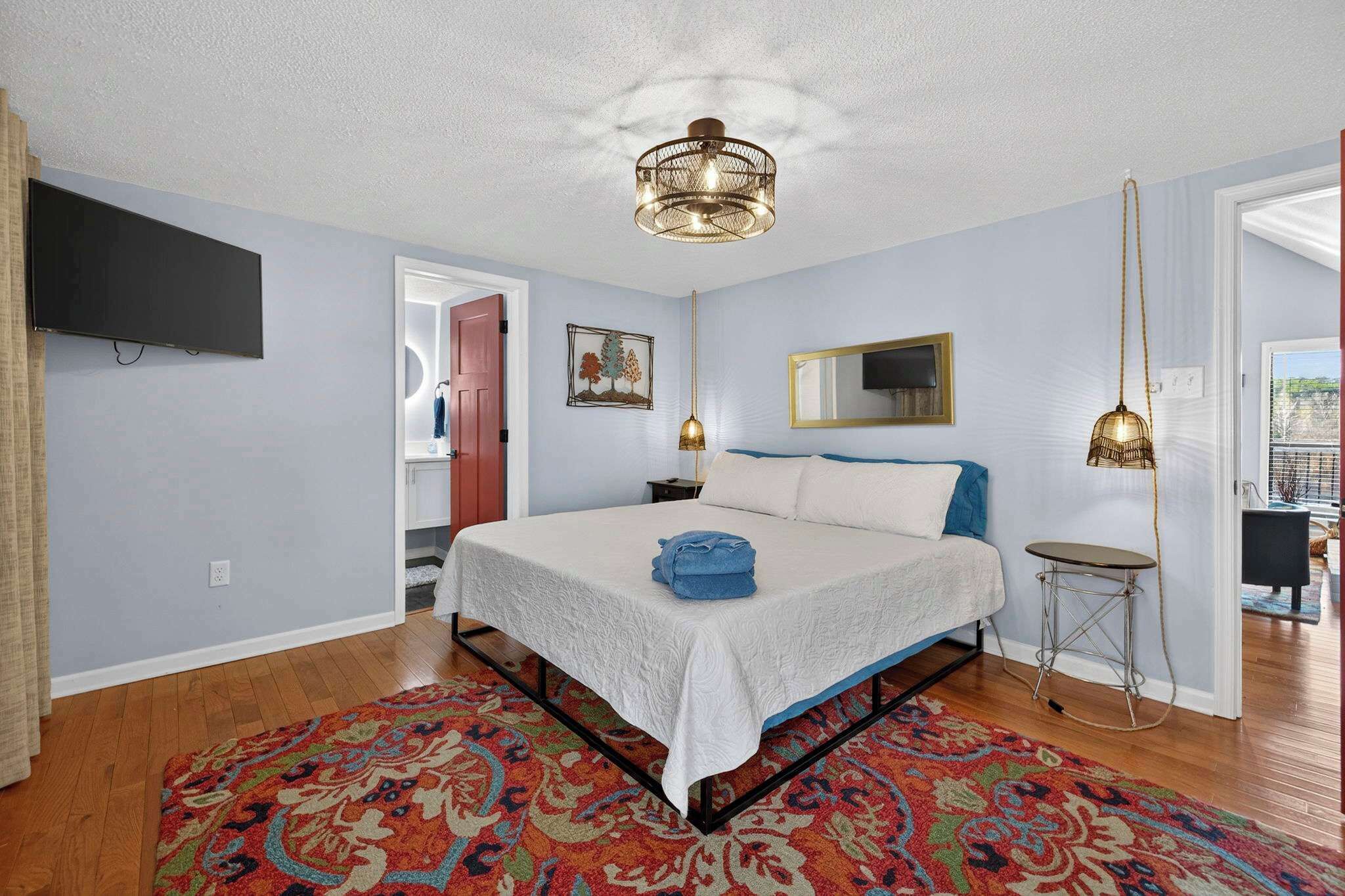 3 habitaciones, tabla de planchar con plancha, wifi y ropa de cama 