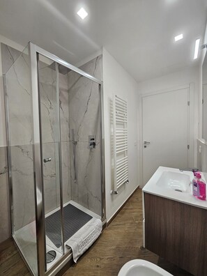 Dusche, Haartrockner, Bidet, Handtücher