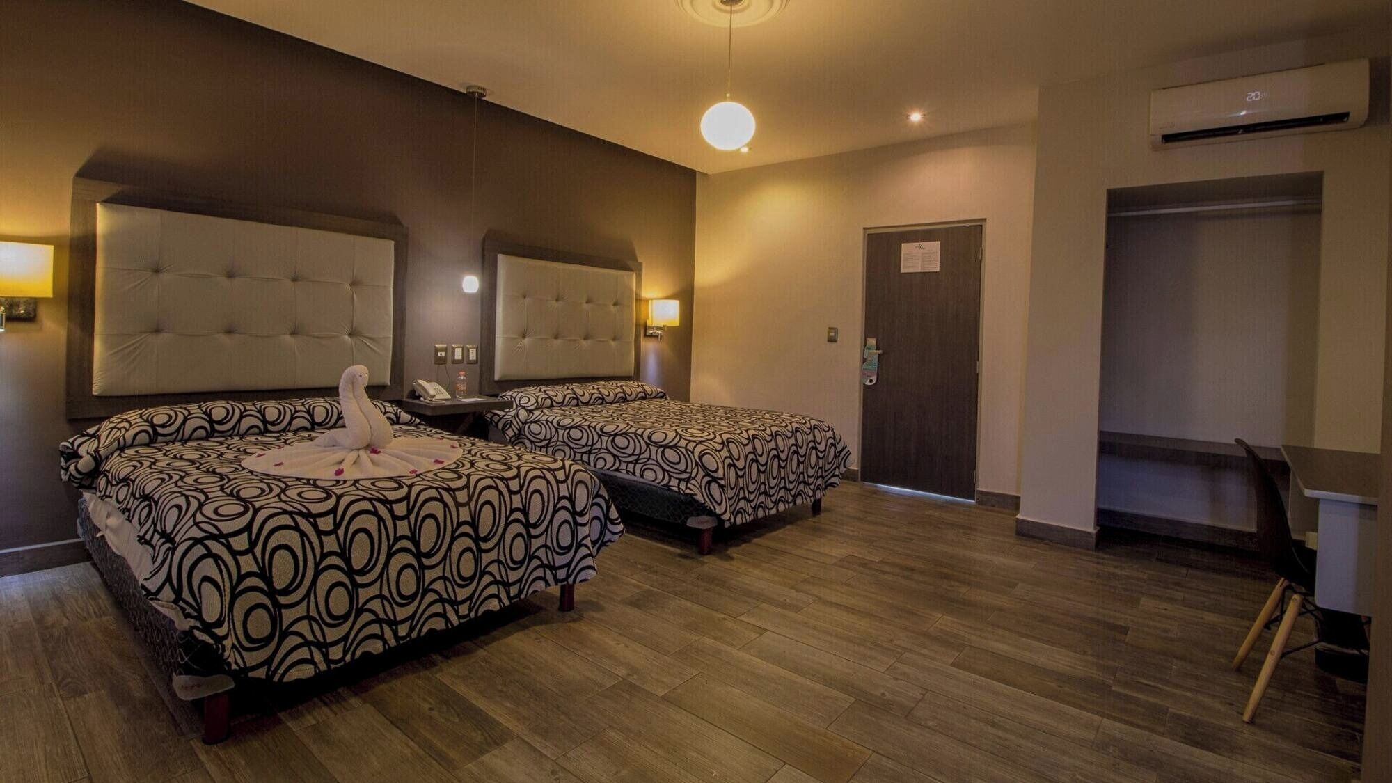 Relax In Two Bright Fun Rooms Close To Culture, Food, And Fun Spots - Yucatán