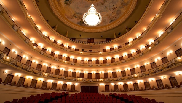 A multi-tiered theater with ornate balconies and a central chandelier. - Three Comfortable and Airy Rooms with Easy Access to Beach & Local Fun (Mérida)