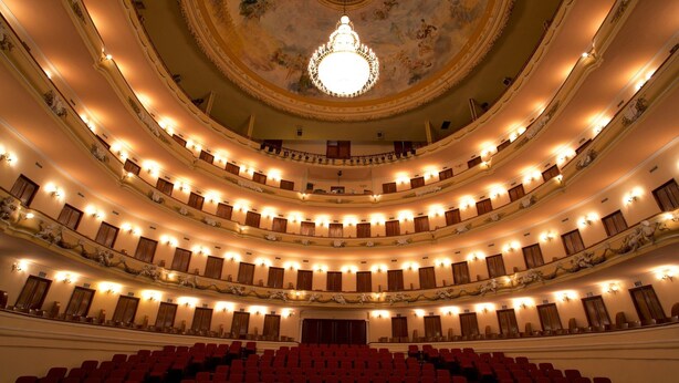 A multi-tiered theater with ornate balconies and a central chandelier. - Stylish and Comfortable Stay for Couples or Solo Guests in Merida Center (Mérida)