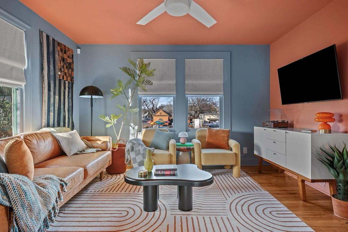 Televisión y chimenea 