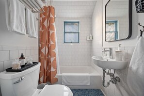 Shower, towels - Ted & Breakfast | Chic East Austin Retreat (Austin)