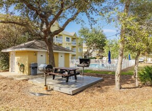 Outdoor dining - SeaLaVie30A cozy place in the heart of 30a near Seagrove Beach! (Santa Rosa Beach)