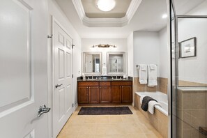 Shower, hair dryer, towels - Beautiful Condo with Great Views Near Attractions (Kissimmee)