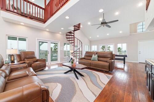 Escape Summer w/ Backyard, BBQ, Fishing & Crabbing