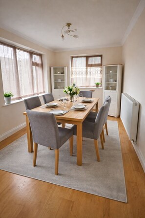 Dining - 4Bedroom House| Contractor| Parking | Sleeps7 (Abingdon)