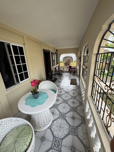 Beautiful 2-bedroom house with AC in peaceful Savanna la mar