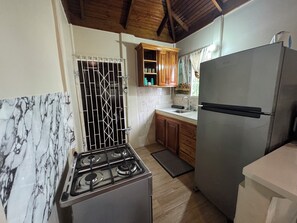 Microwave, oven, stovetop - Beautiful 2-bedroom house with AC in peaceful Savanna la mar (Savanna la mar)