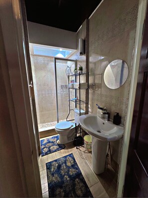 Shower, hair dryer, towels, soap - Beautiful 2-bedroom house with AC in peaceful Savanna la mar (Savanna la mar)