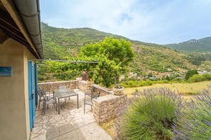 Outdoor dining - Gîte 4/6 pers. Premium Plus at Castel de la Peyre (LES VIGNES)
