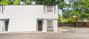Chic Downtown Auburn Townhome! 2/1.5