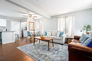 Living area - Chic Downtown Auburn Townhome! 2/1.5 (Auburn)