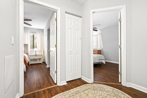 2 bedrooms, iron/ironing board, Internet, bed sheets - Chic Downtown Auburn Townhome! 2/1.5 (Auburn)