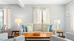 A living room with a sofa set, two side tables, a coffee table, and a patterned rug. - Chic Downtown Auburn Townhome! 2/1.5 (Auburn)