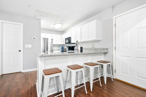 Chic Downtown Auburn Townhome! 2/1.5