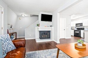 Living area - Chic Downtown Auburn Townhome! 2/1.5 (Auburn)