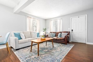 Living area - Chic Downtown Auburn Townhome! 2/1.5 (Auburn)